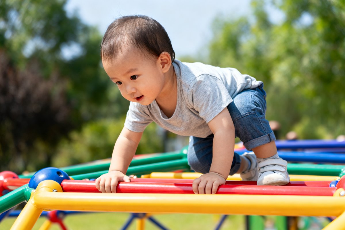 Set healthy screen time boundaries for your toddler with age-appropriate limits, educational content tips, and engaging offline alternatives.
